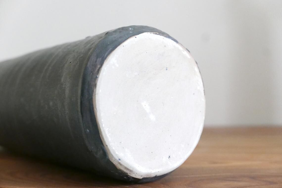 Black vase in Eric Astoul sandstone, the terminal