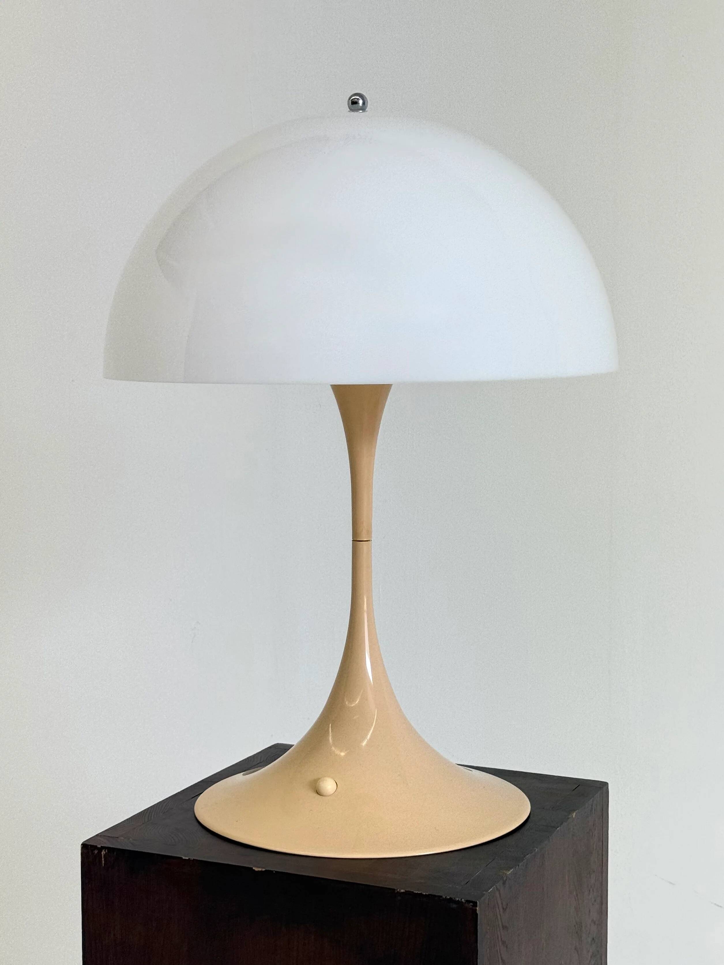 Lampe de table Panthella Louis Poulsen Verner Panton base beige