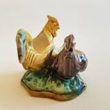 Ancien saleron en barbotine polychrome à décor de coq et poule