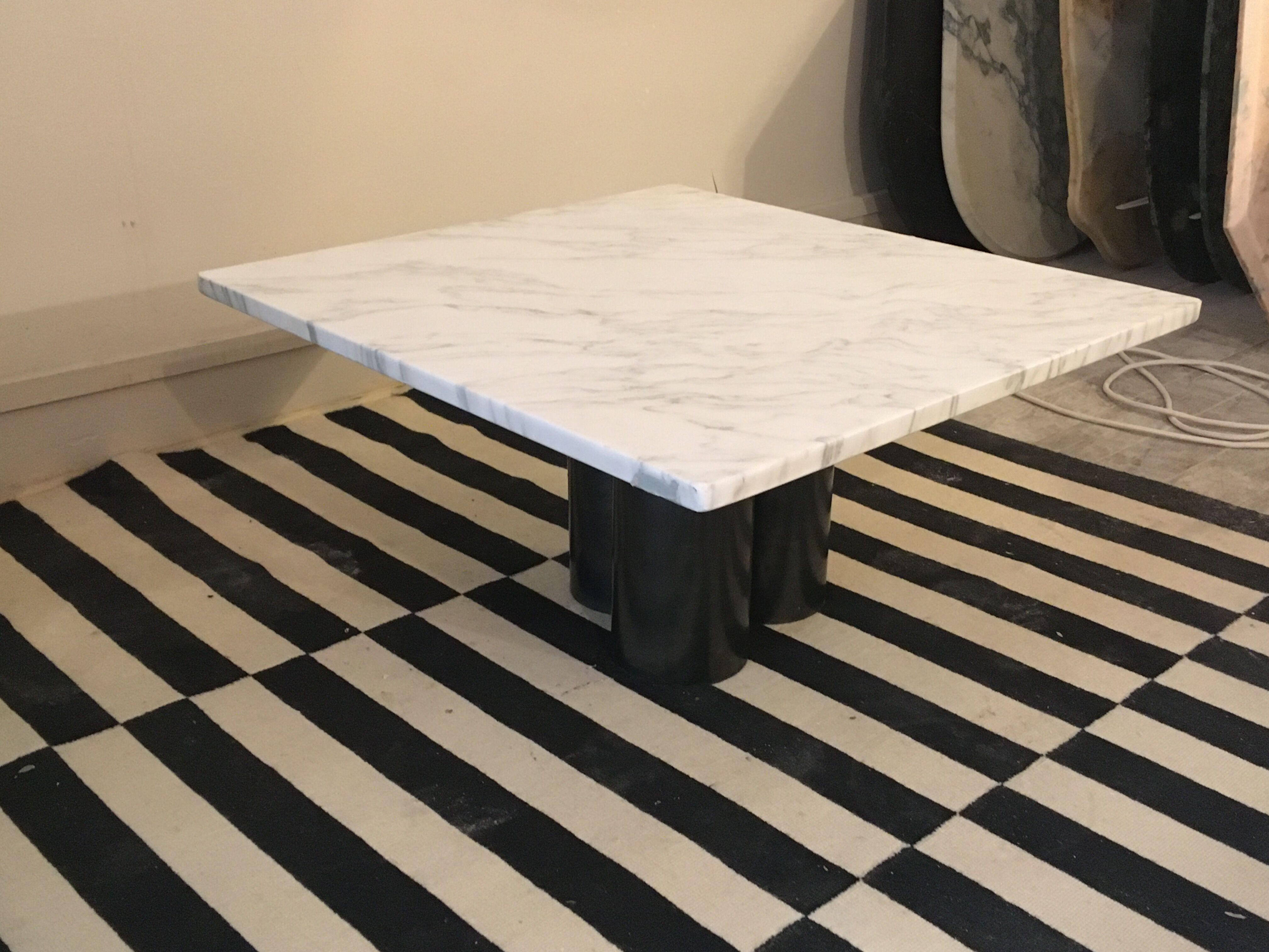 Table basse marbre blanc et pieds acier