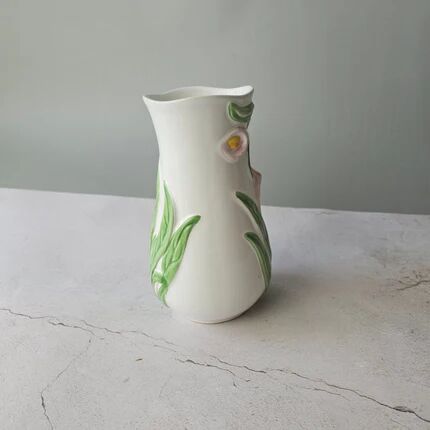 Vase in slipware with Arum flowers