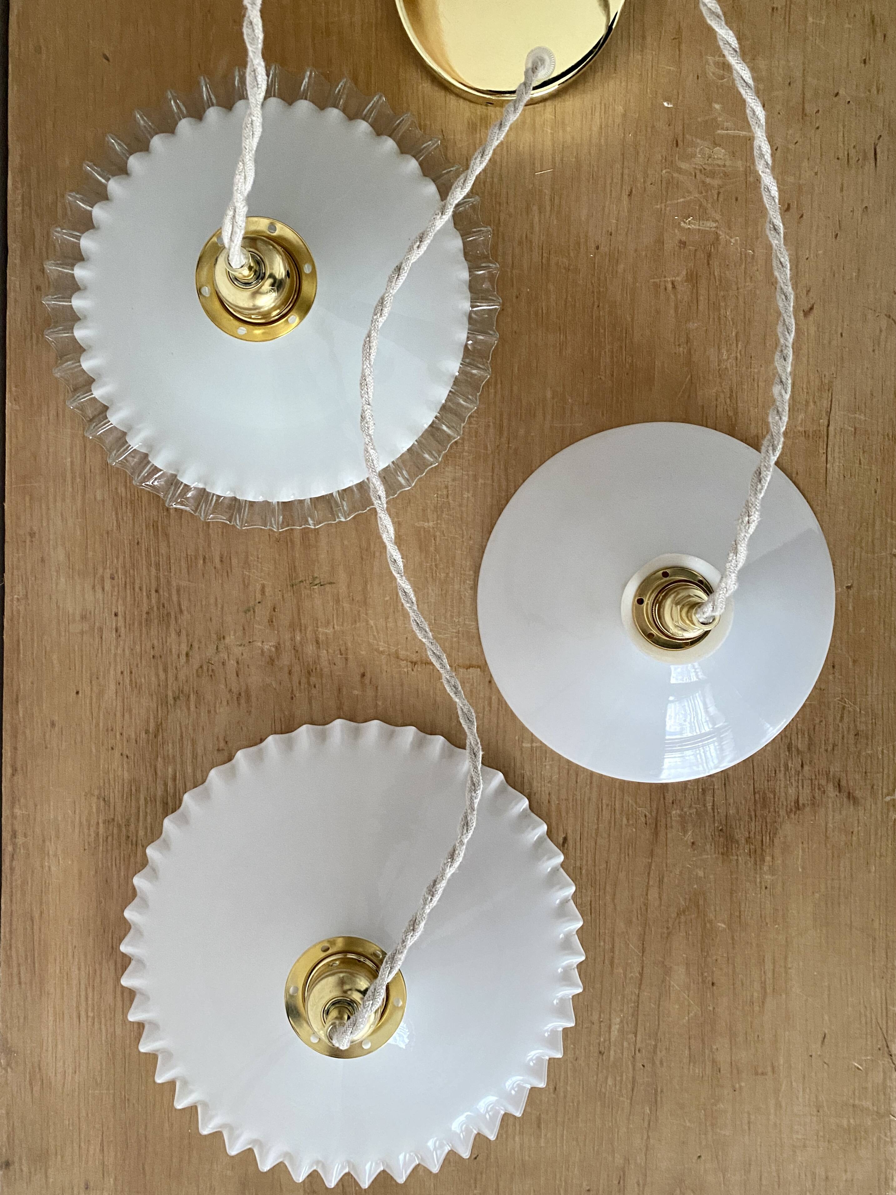 Suspension triple abat-jour vintage en opaline blanche