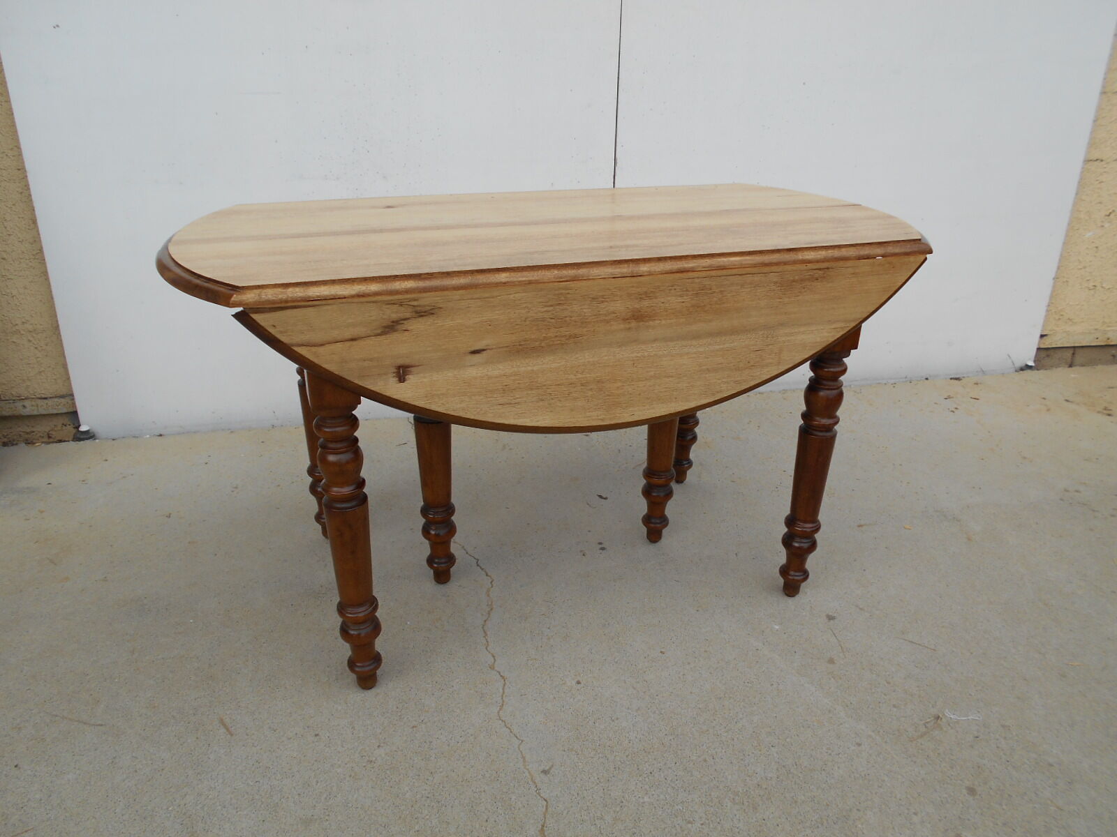 Table 6 legs, solid wood with 4 extensions
