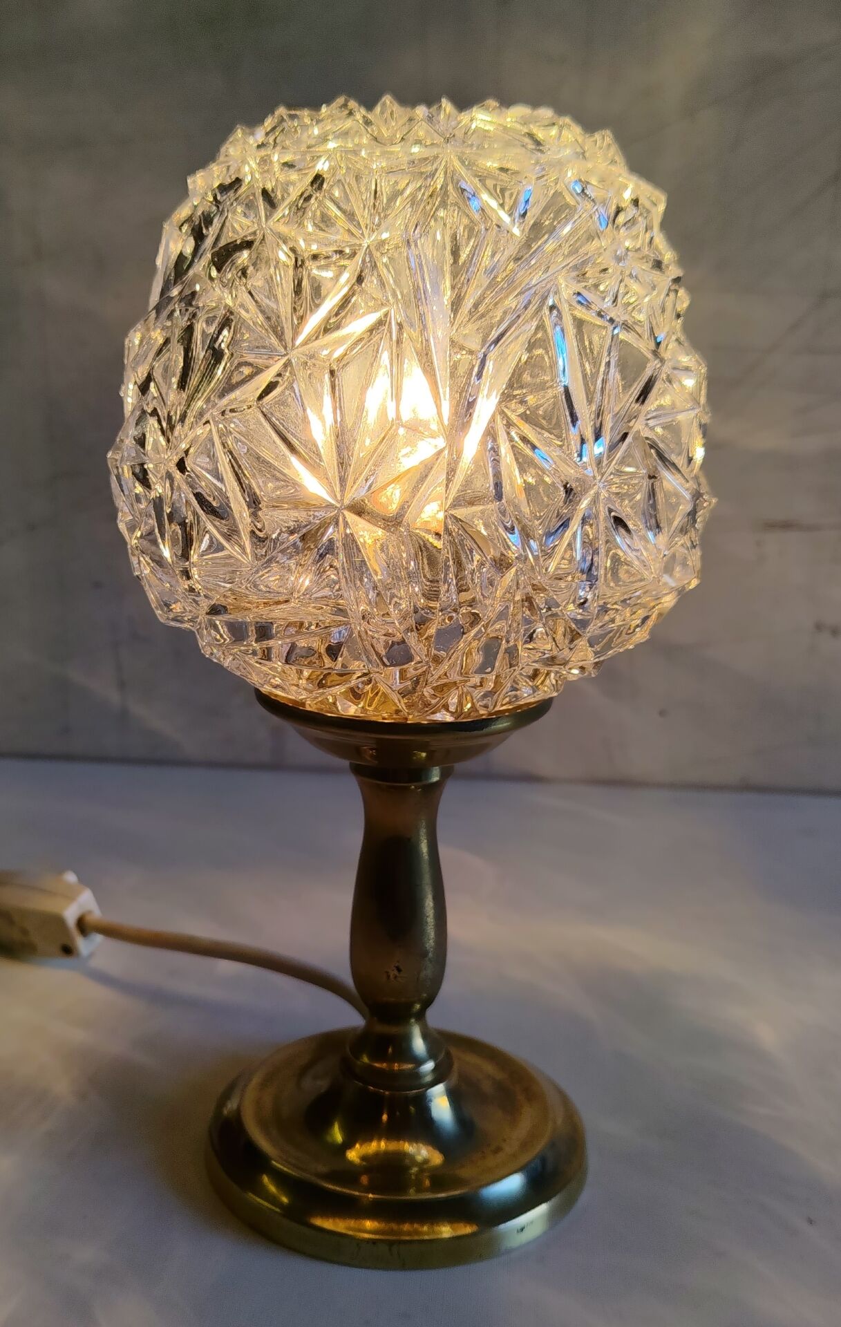 Lampe à poser en laiton doré et verre - mid.XXeme