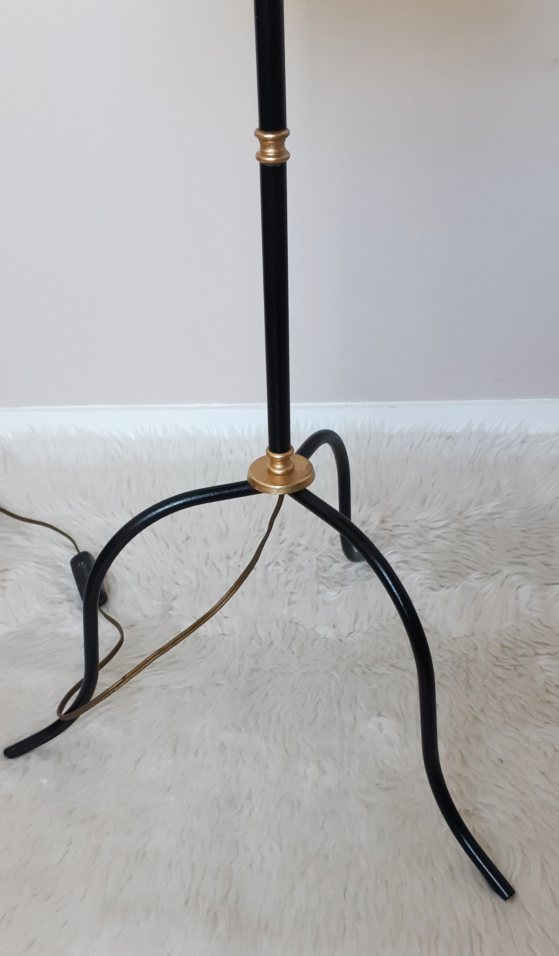 Vintage tripod tablet lamp
