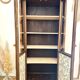Armoire vitrée en bambou et cannage