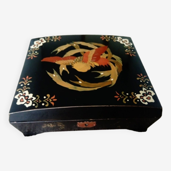 Japanese jewelry box in black lacquered wood with phoenix decoration.