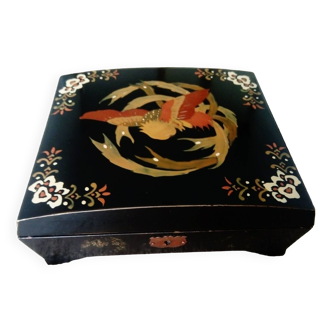 Japanese jewelry box in black lacquered wood with phoenix decoration.