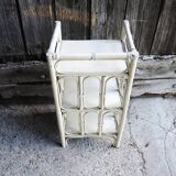 Ancien chevet étagère en rotin blanc
