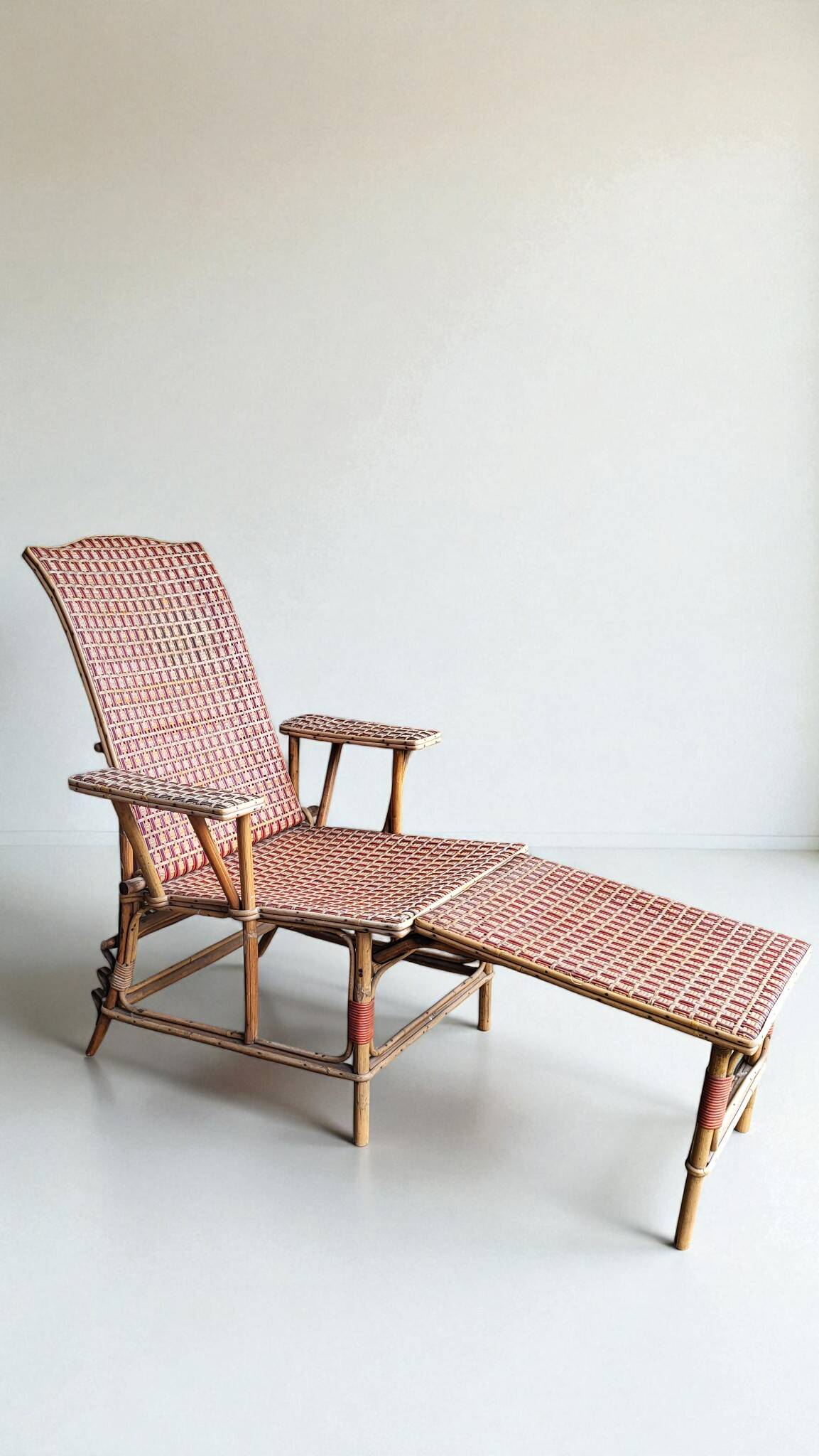 Rattan chaise longue