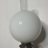 Ancienne lampe à pétrole éclectrifié Napoleon 3 globe en opaline
