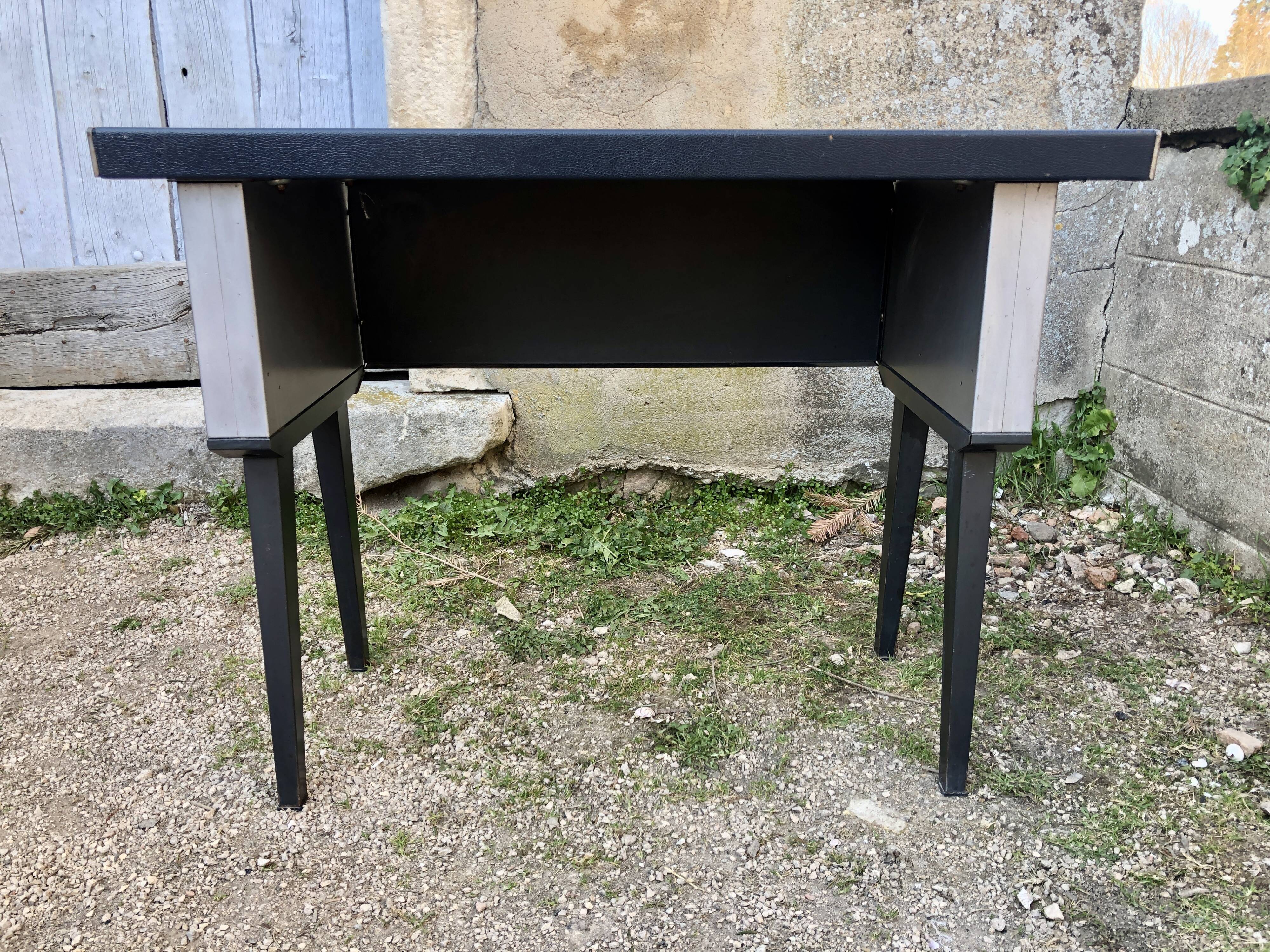Strafor industrial desk