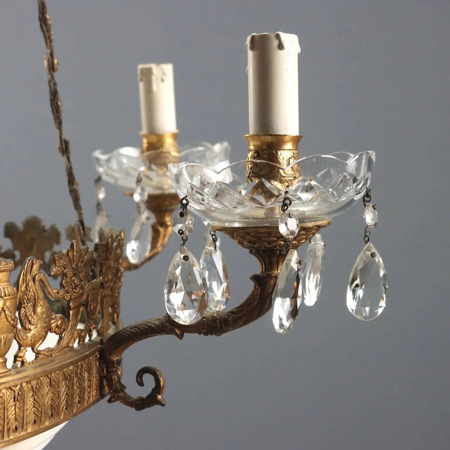 Antique chandelier in gilded bronze with neoclassical decorations from the 19th century.