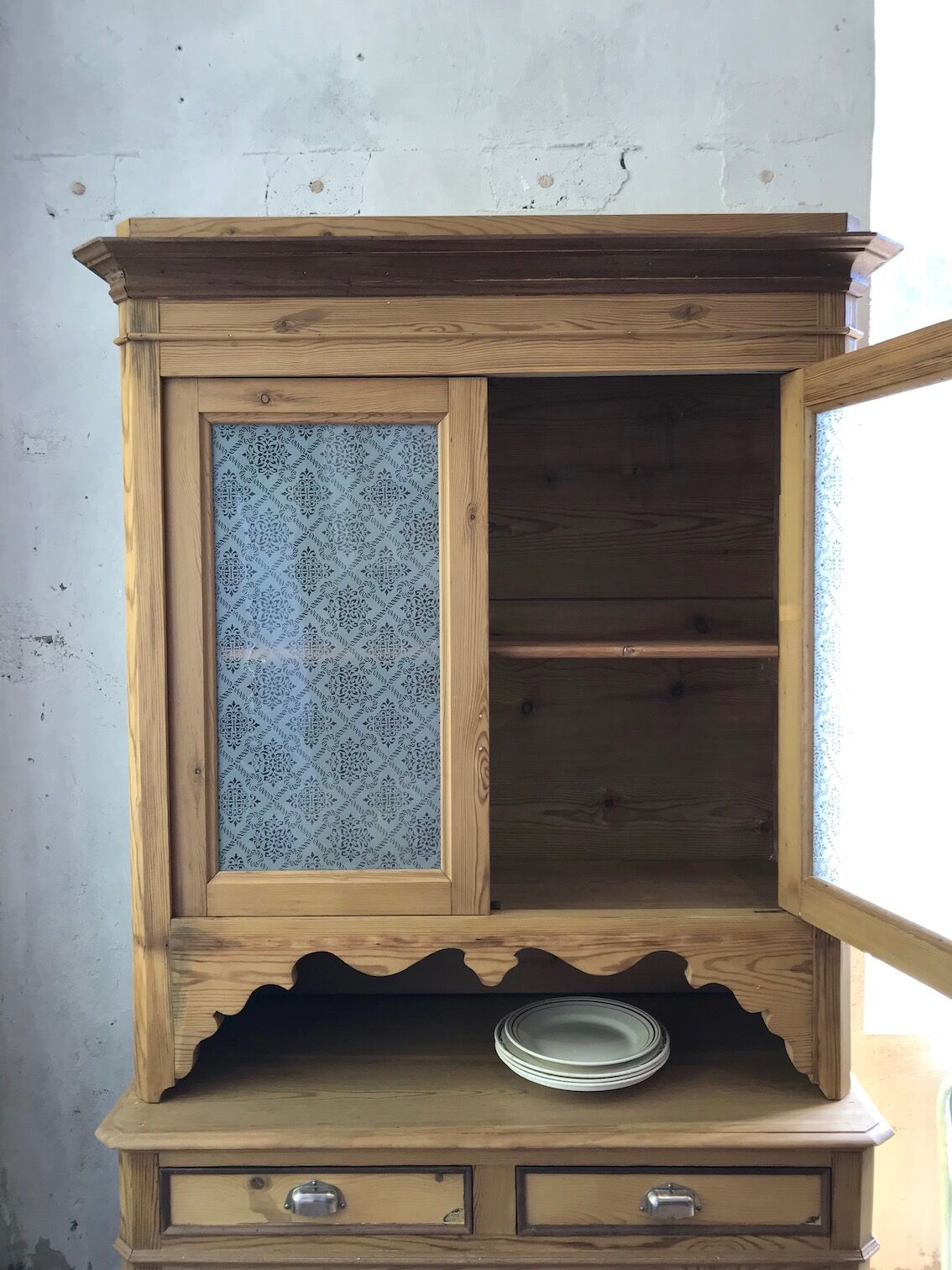 Buffet two bodies in raw pine