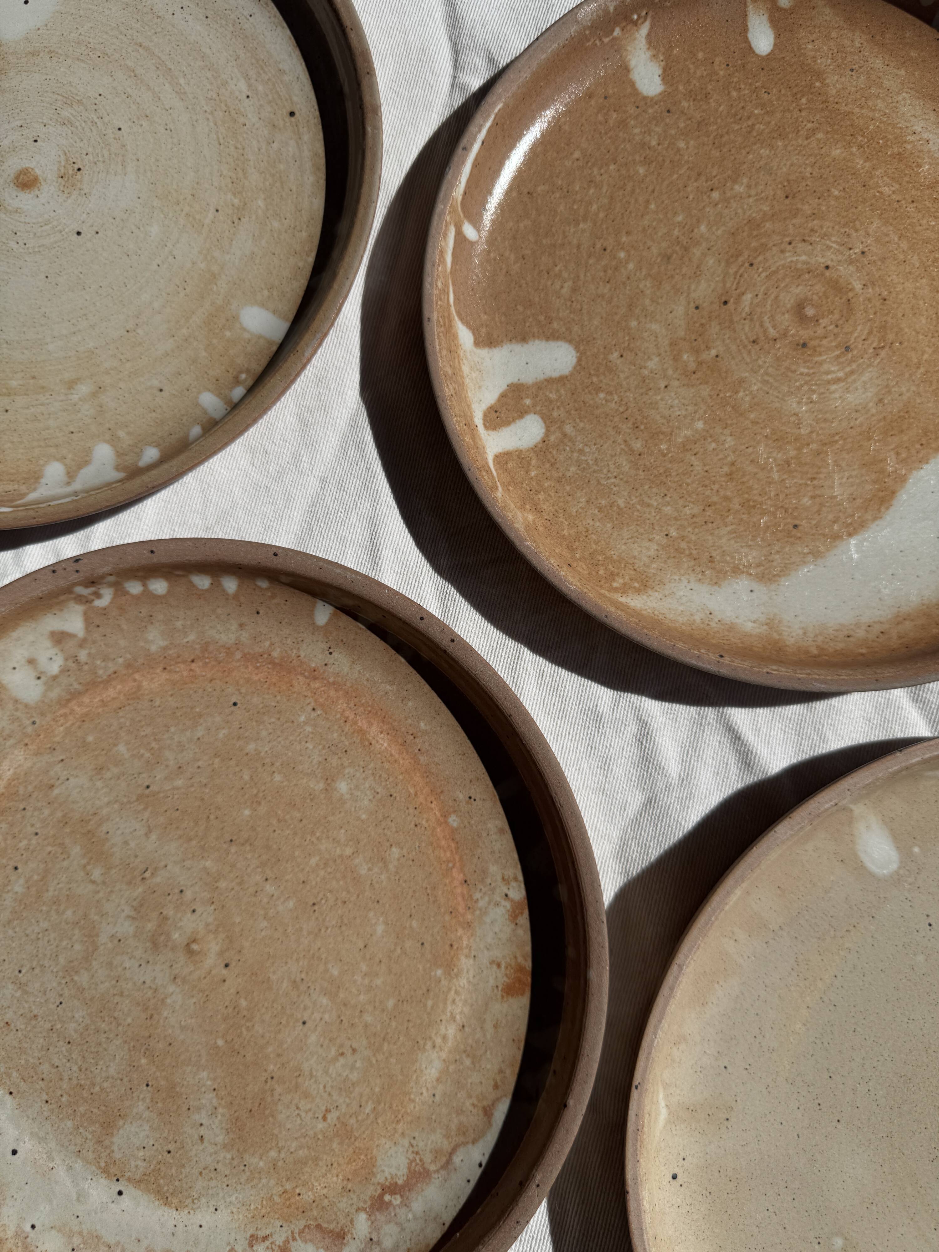 Lot de 11 assiettes en grès beige épais vintage D22,5