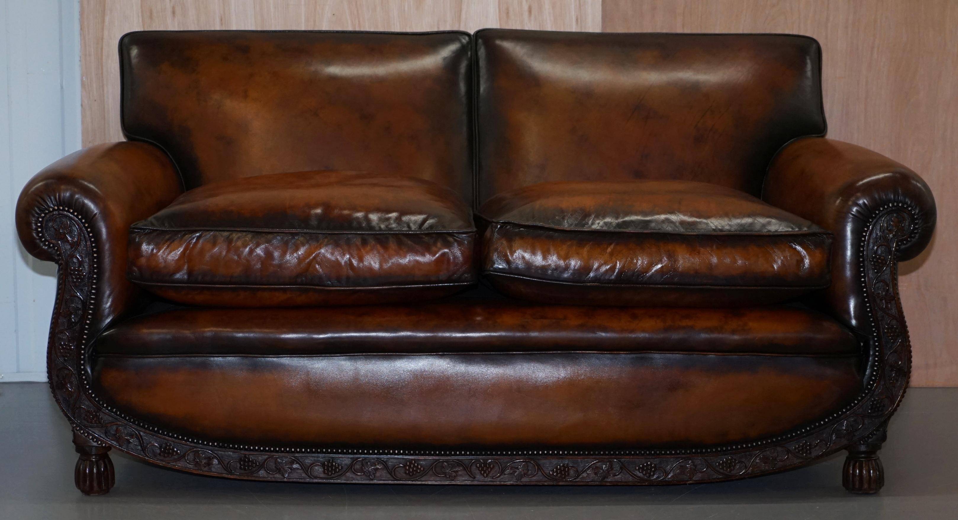 Two-seater canapé in aged leather, Victorian style.