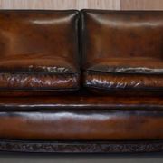 Two-seater canapé in aged leather, Victorian style.