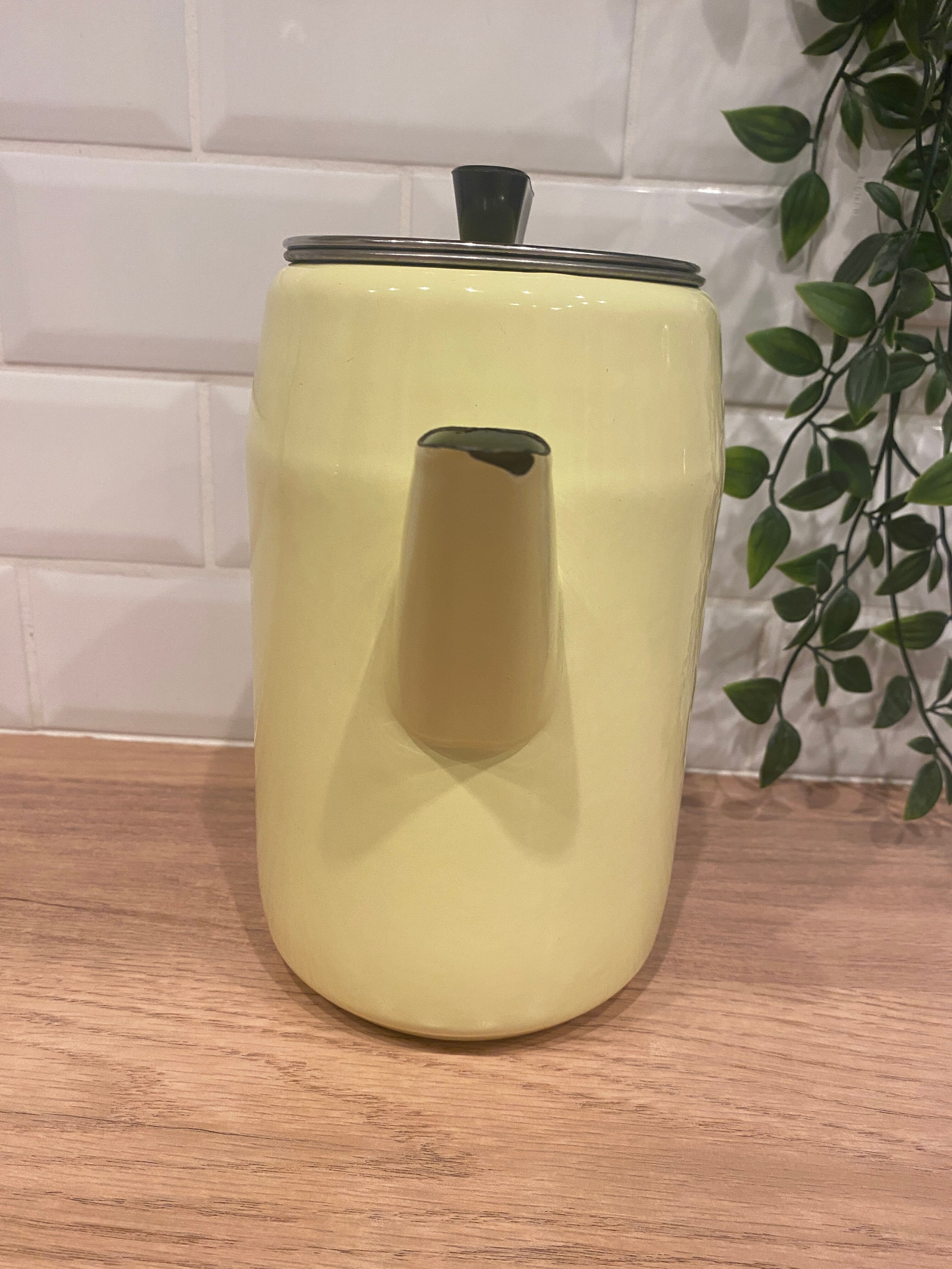 Cafetière en tôle émaillée jaune