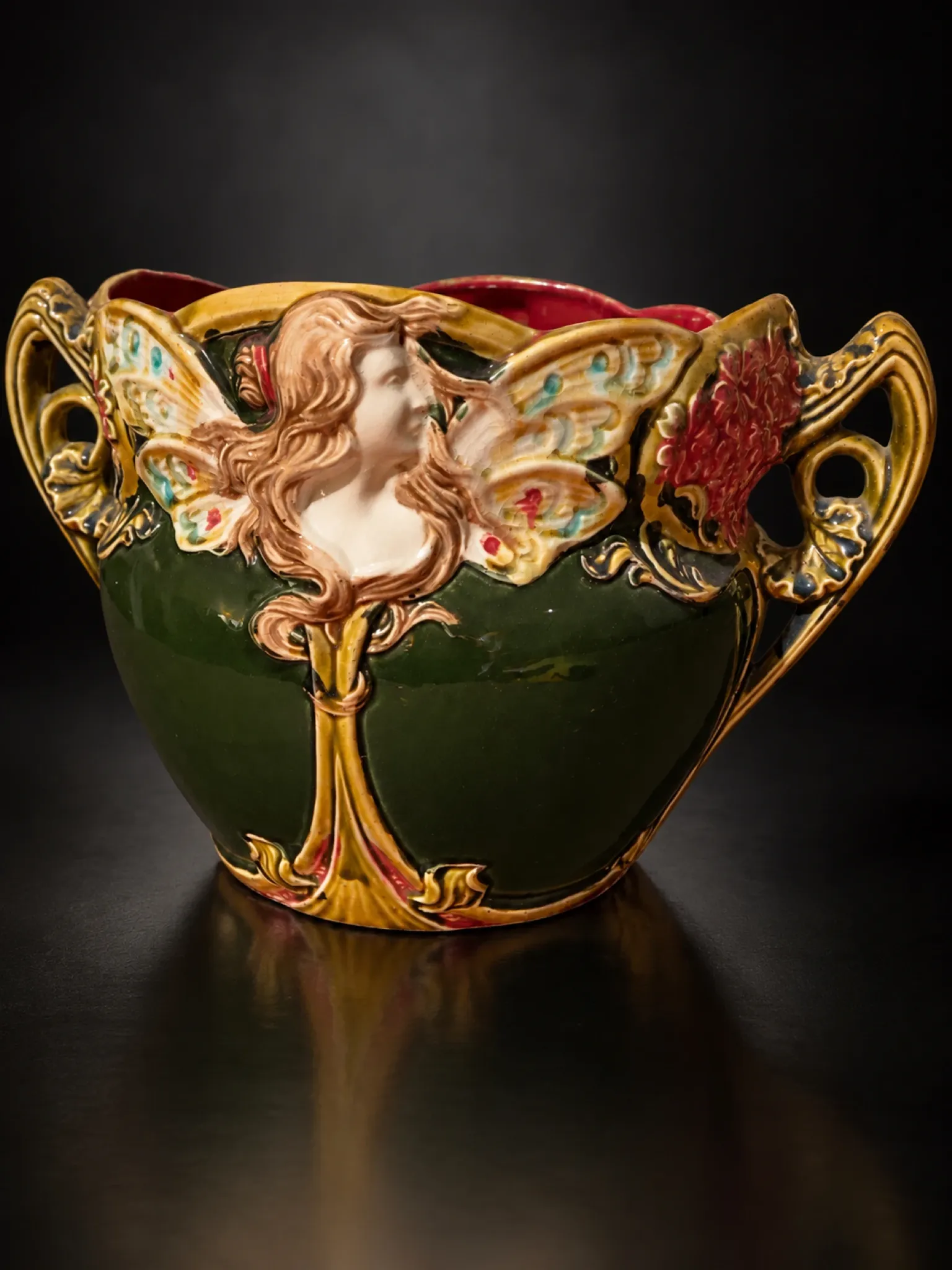 Cache-pot « Femme papillon » — Onnaing, vers 1900–1910