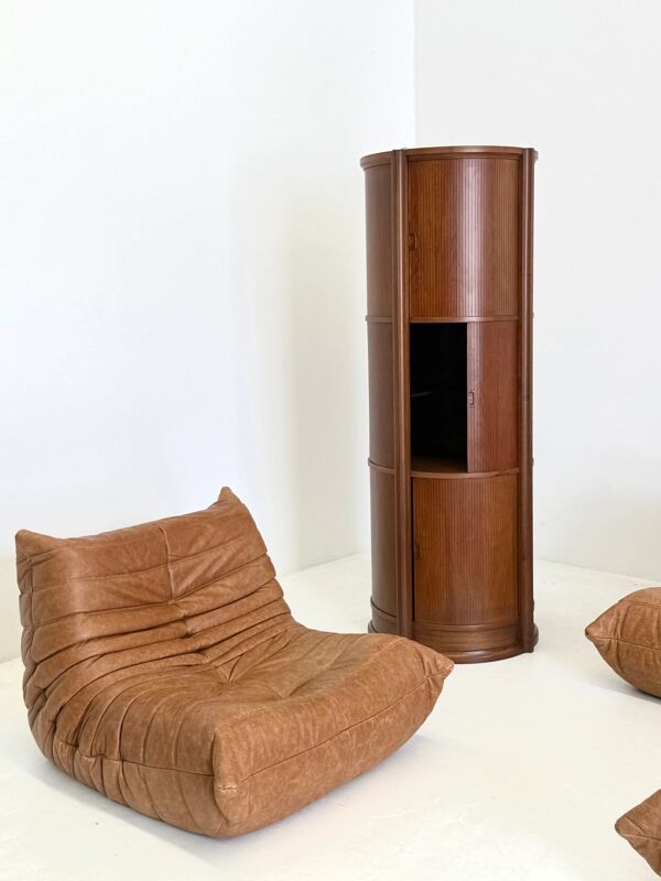 Fauteuil Togo Ligne Roset avec repose-pieds en cuir cognac