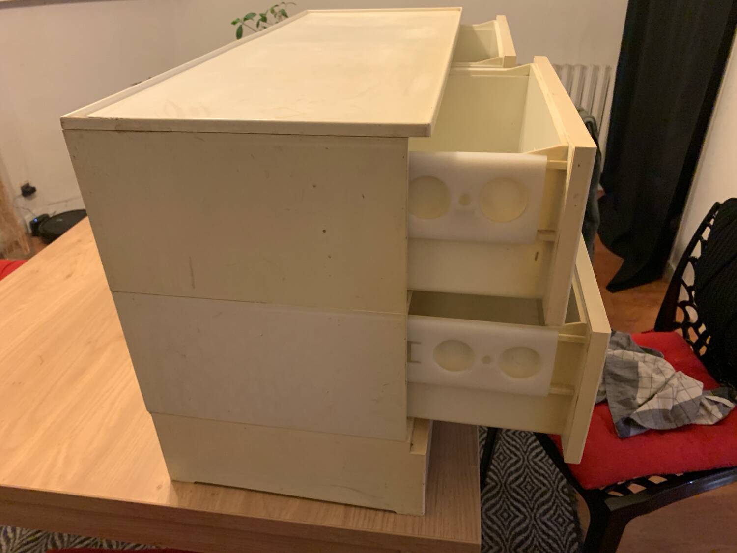Plastic chest of drawers
