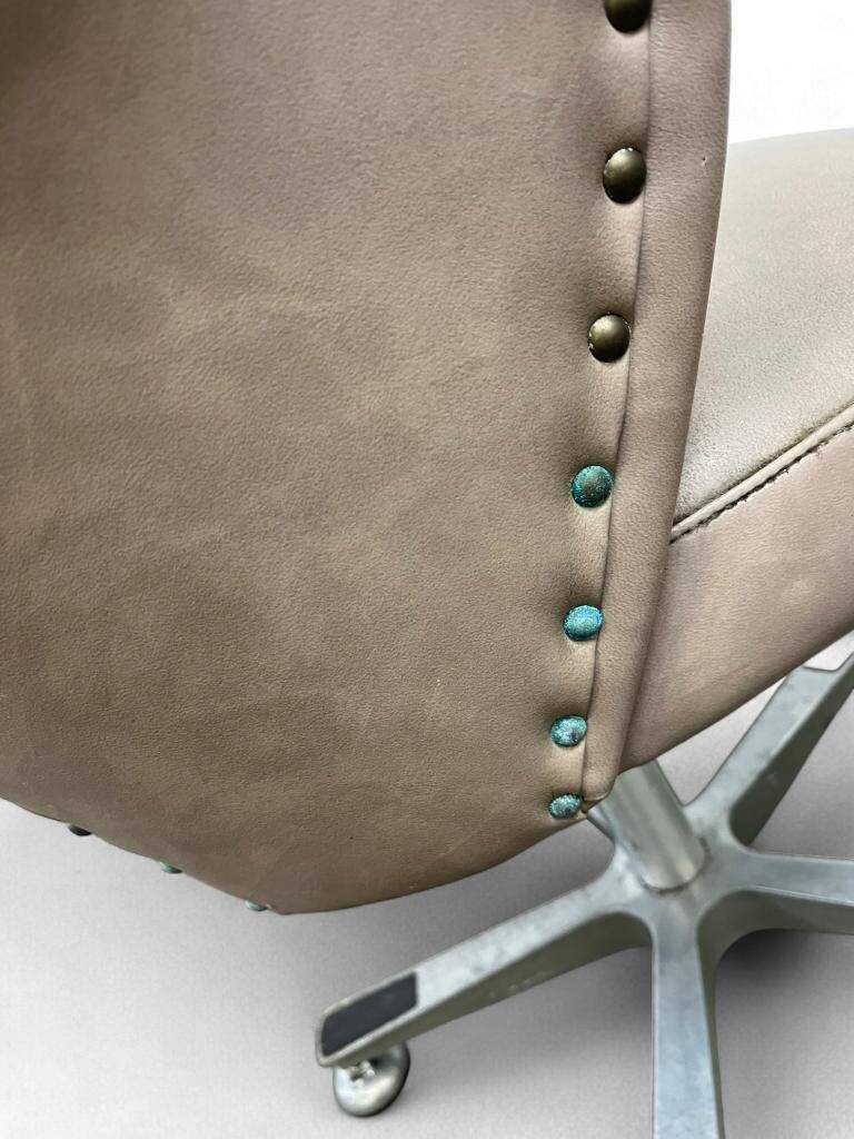 Vintage taupe lounge chair / office chair with chrome frame