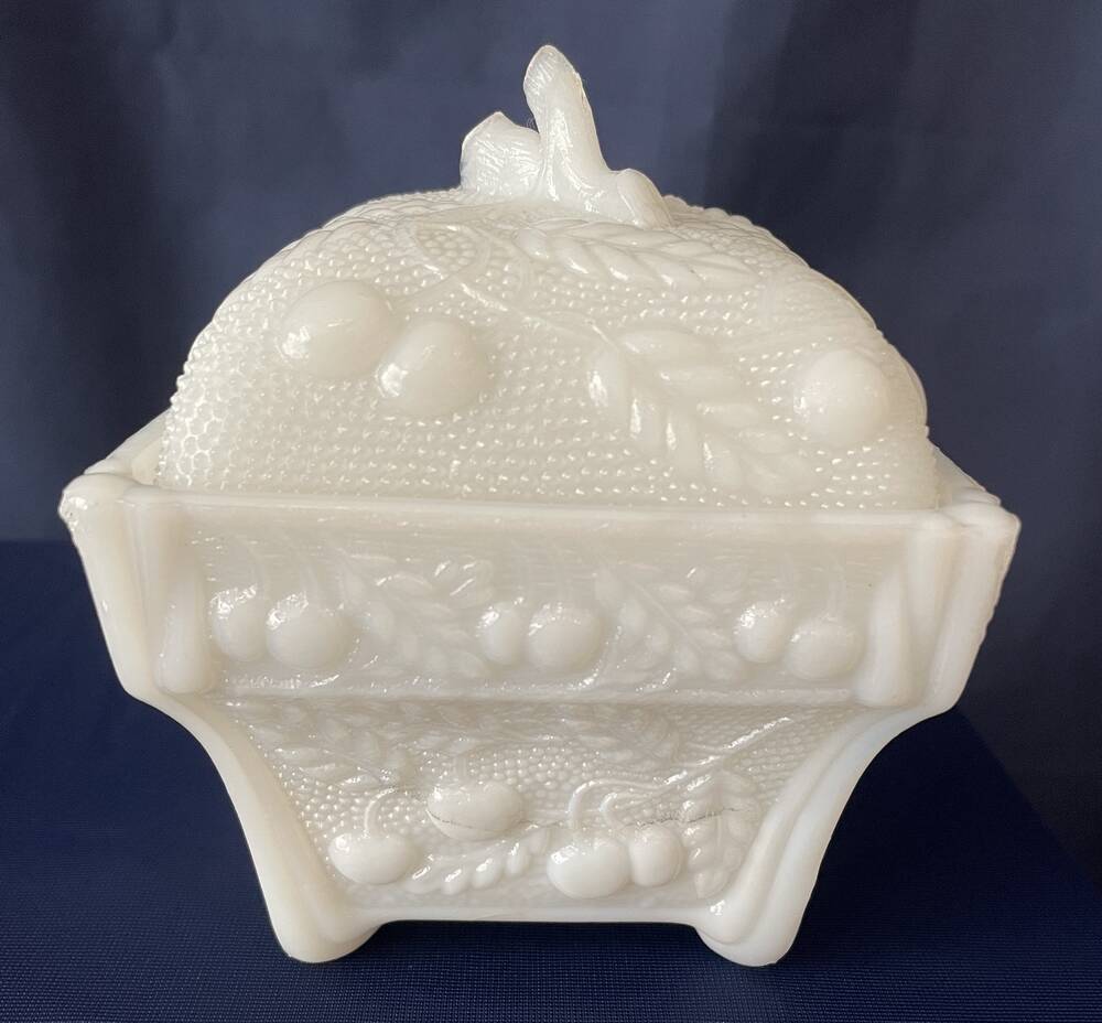 Sweet box jewellery box in white opaline decorated with cherries