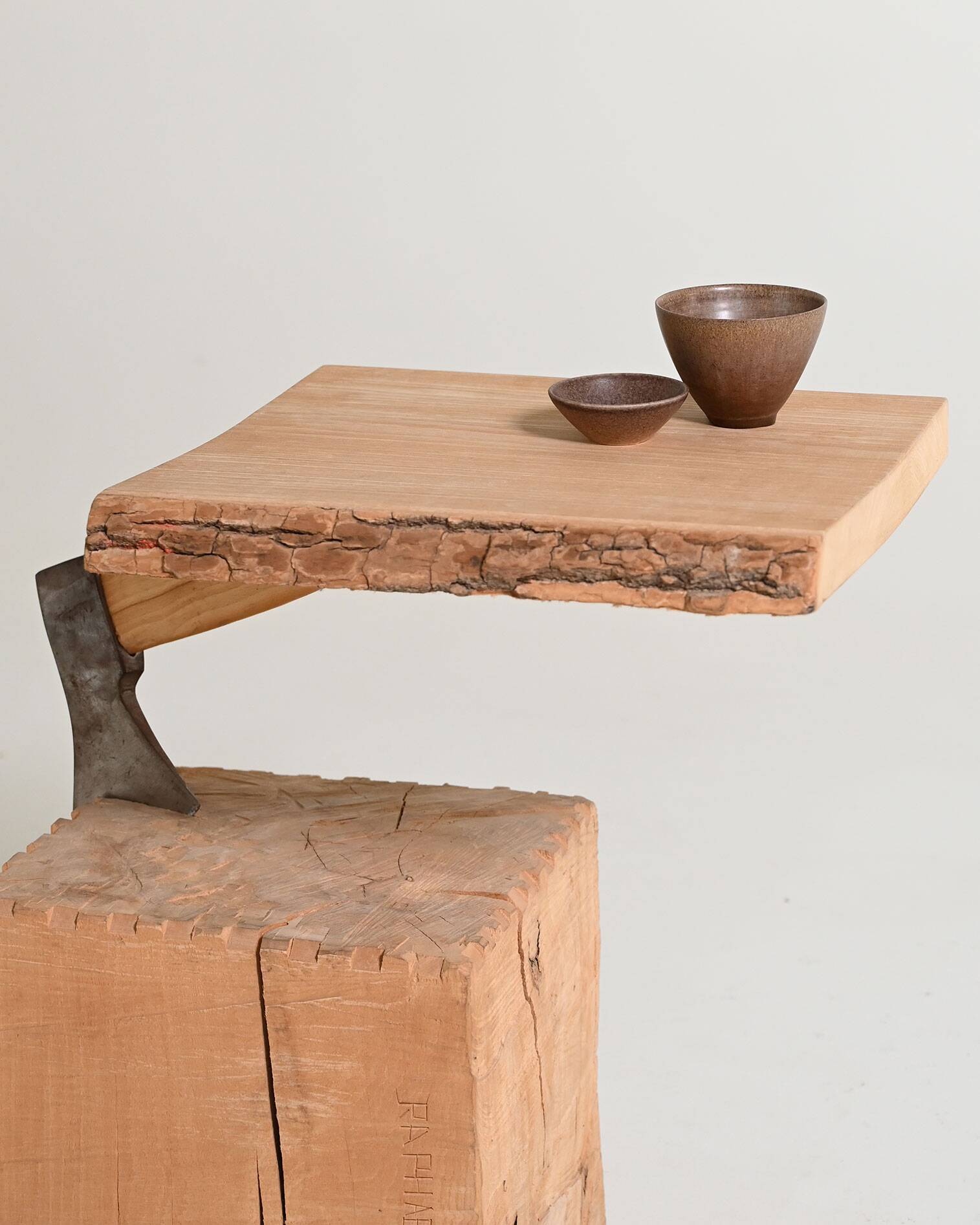 Table d'appoint "Chopping Block with Axe" par Raphael Springmann