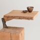 Table d'appoint "Chopping Block with Axe" par Raphael Springmann