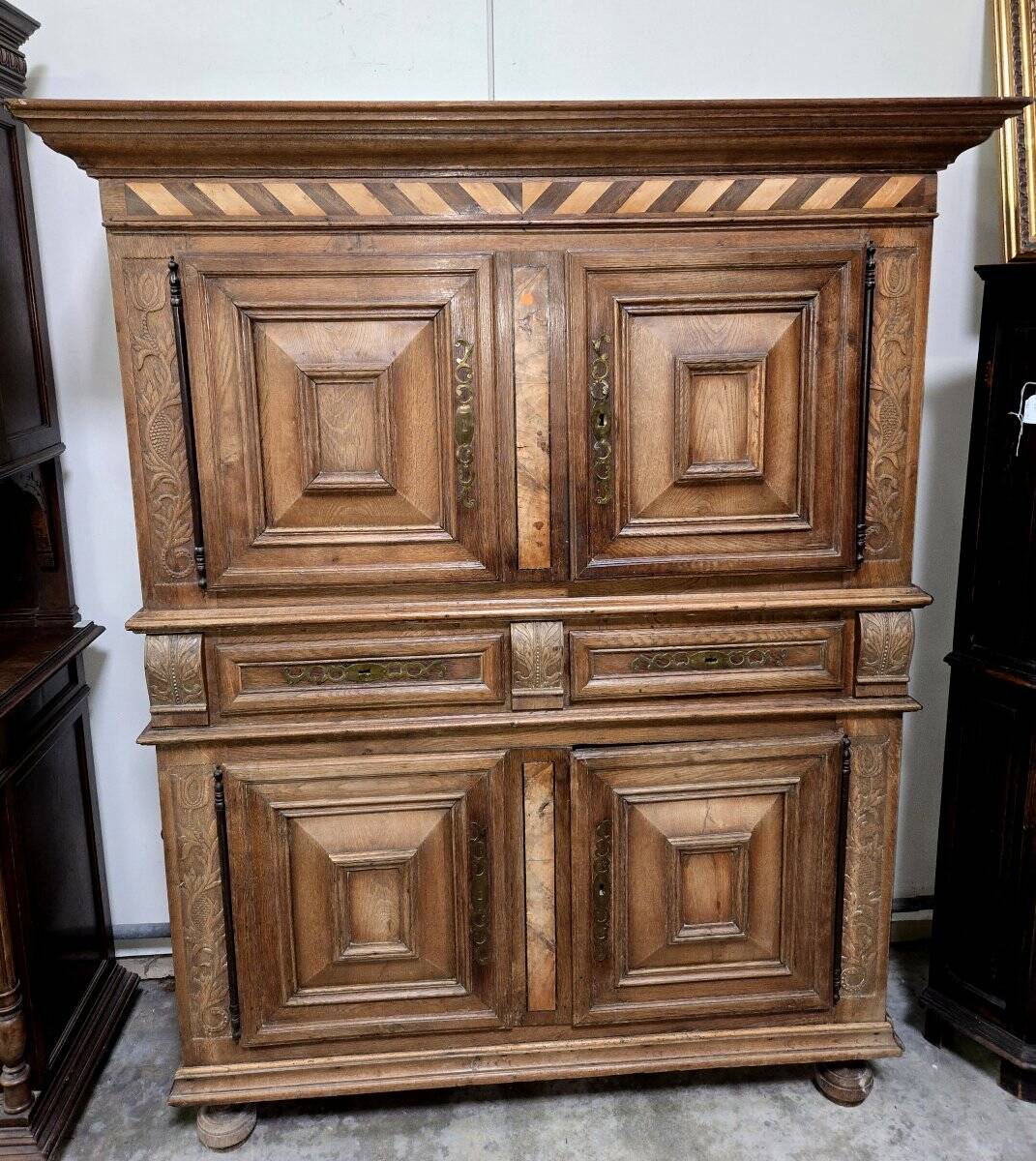 Buffet cabinet from Montbéliard, 18th century, in carved oak.