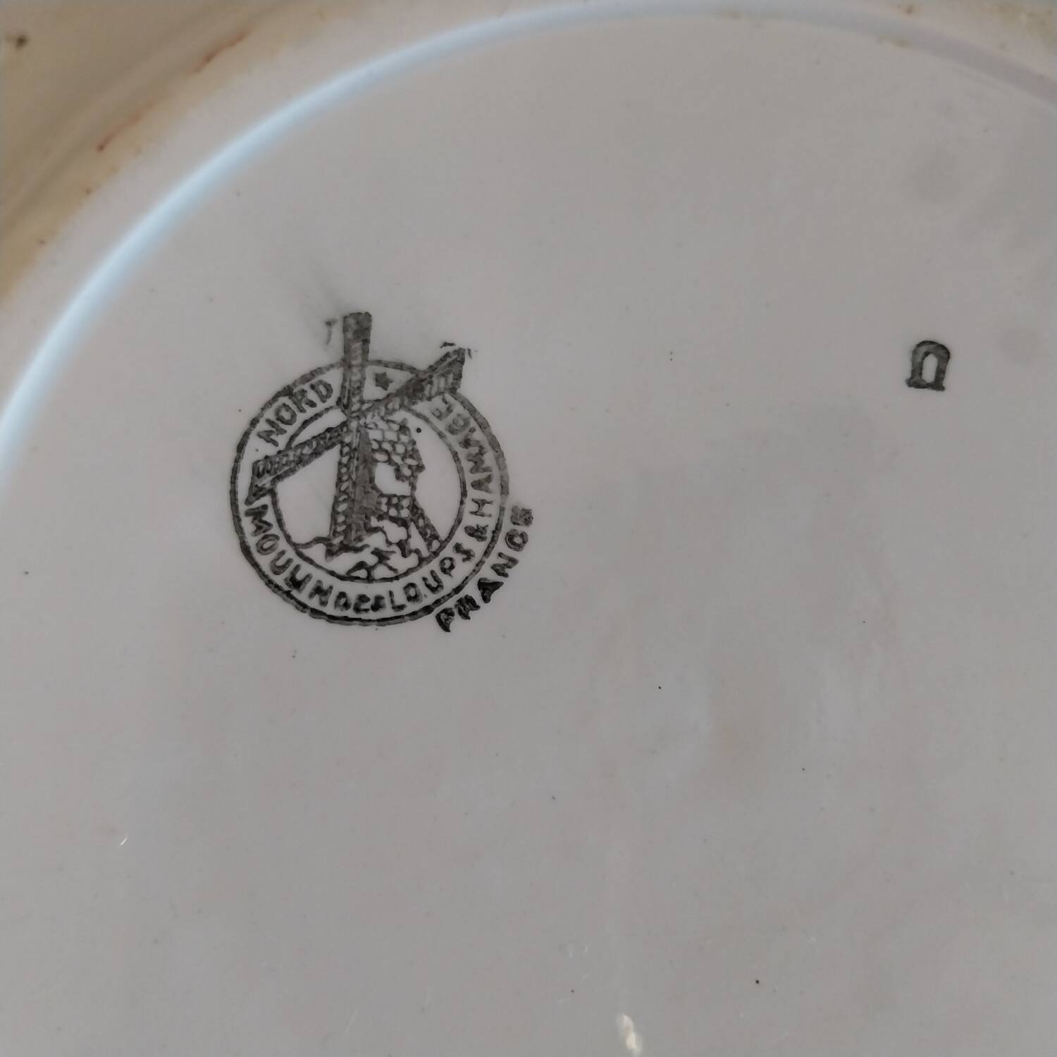 Old hollow dish decorated with the Moulin des Loups