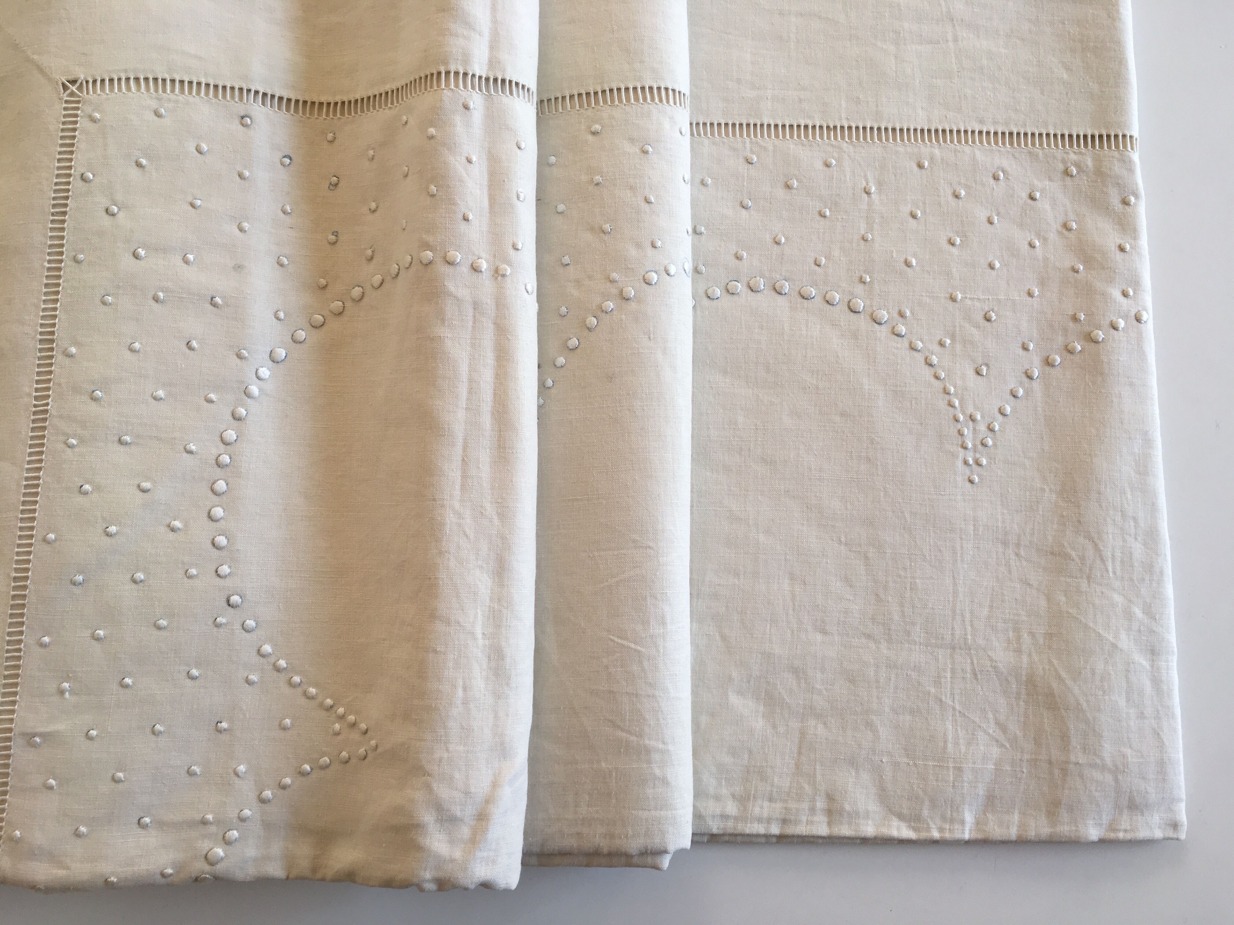Drap et taies trousseau de réserve en fil de lin brodé de perles