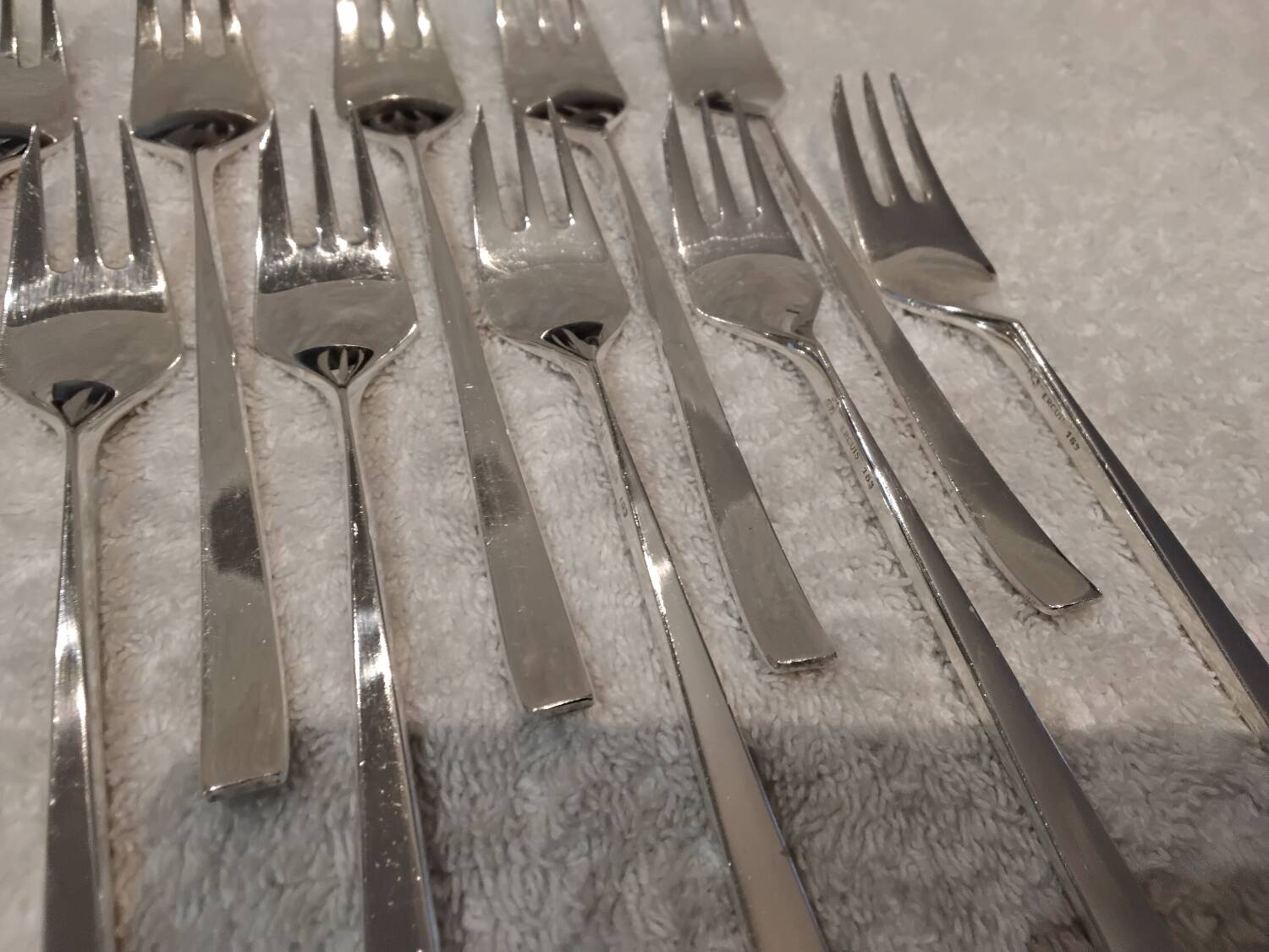 12 silver-plated metal cake forks by Ercuis Horizon silversmiths, 14.9cm