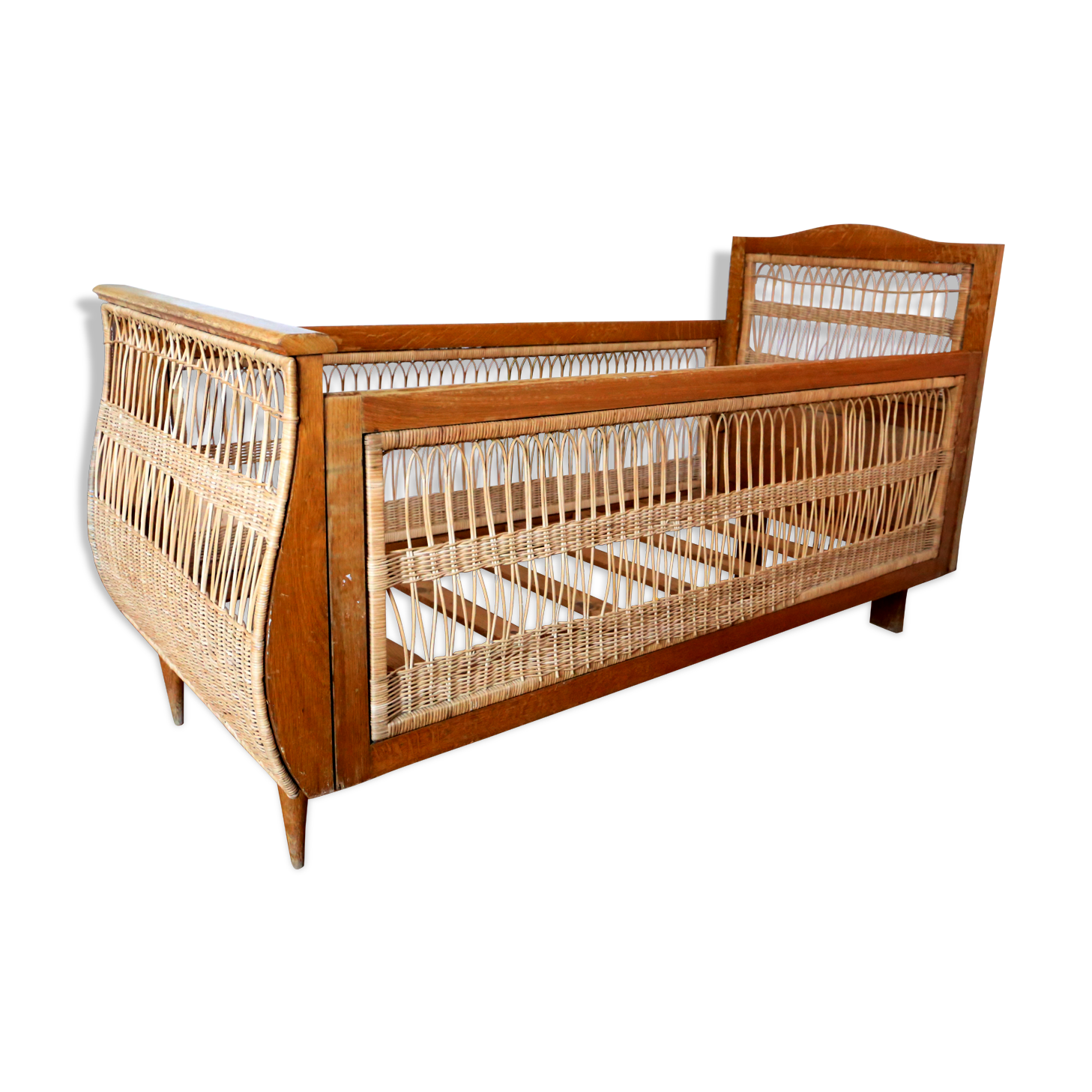 Child bed in curved wood and rattan