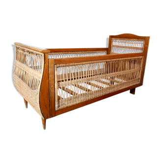 Child bed in curved wood and rattan