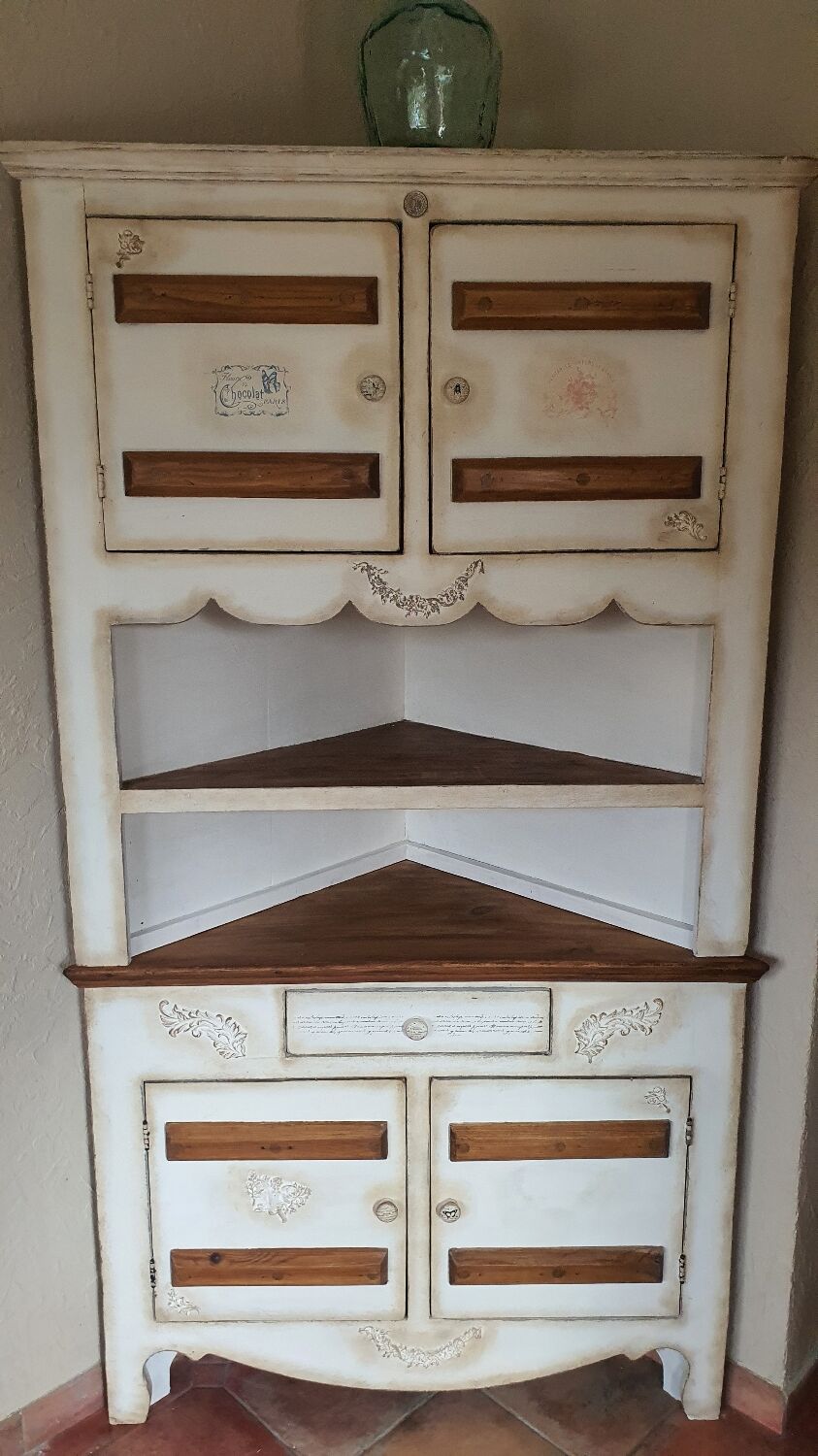 Corner cabinet