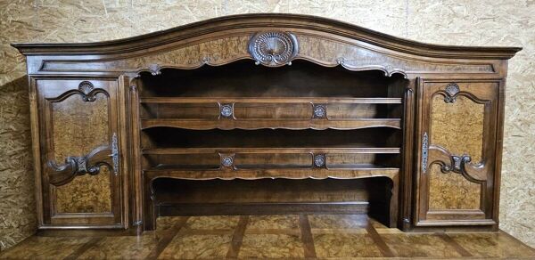 Grand buffet vaisselier en noyer et orme, de style Louis XV