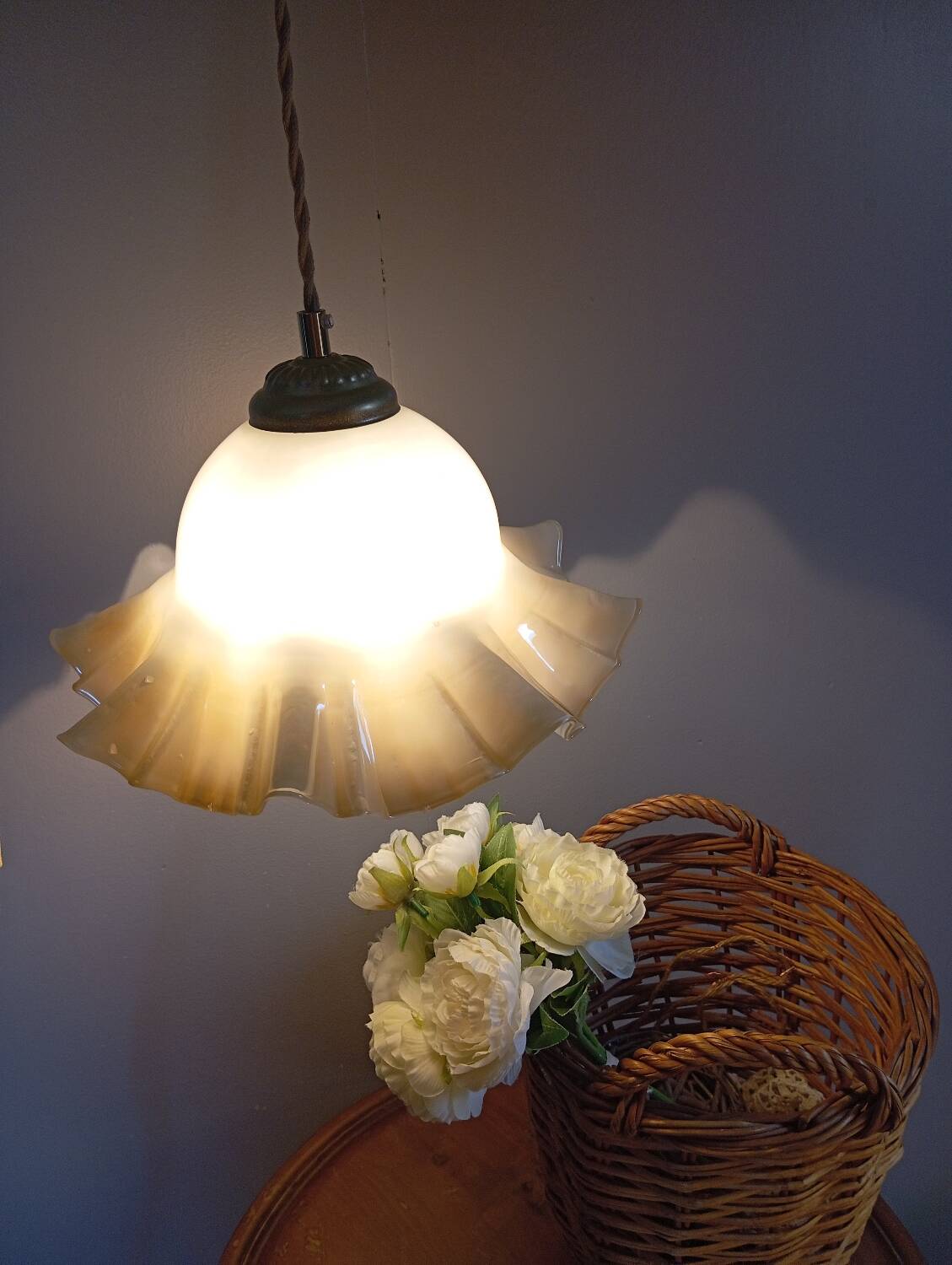 Suspension opaline à volants couleur vanille caramel 1950/60