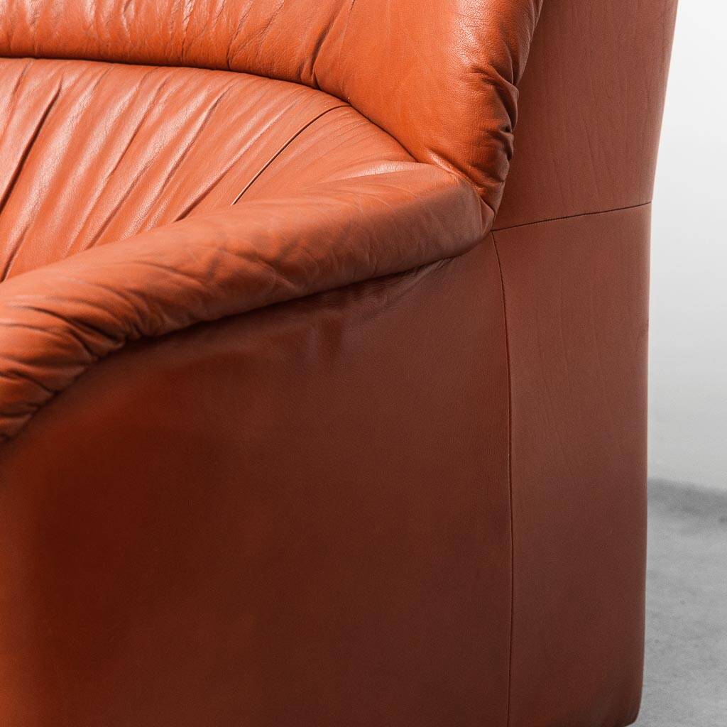 COPPIA DI POLTRONE VINTAGE IN PELLE ARANCIO ANNI ’70 MODERNARIATO