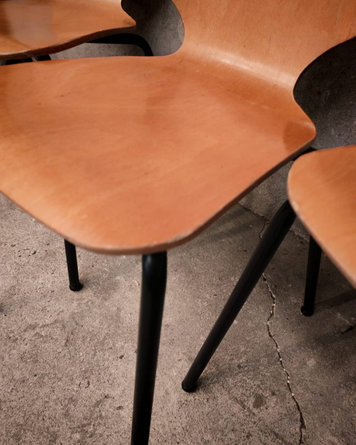 3 chairs of the Fritz Hansen type