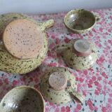 Tea service in varnished sandstone