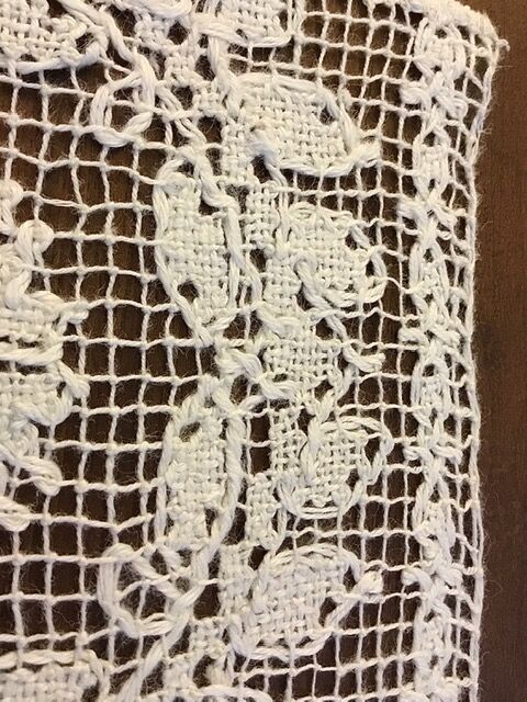 Old napperon in knotted and hand-embroidered fillet