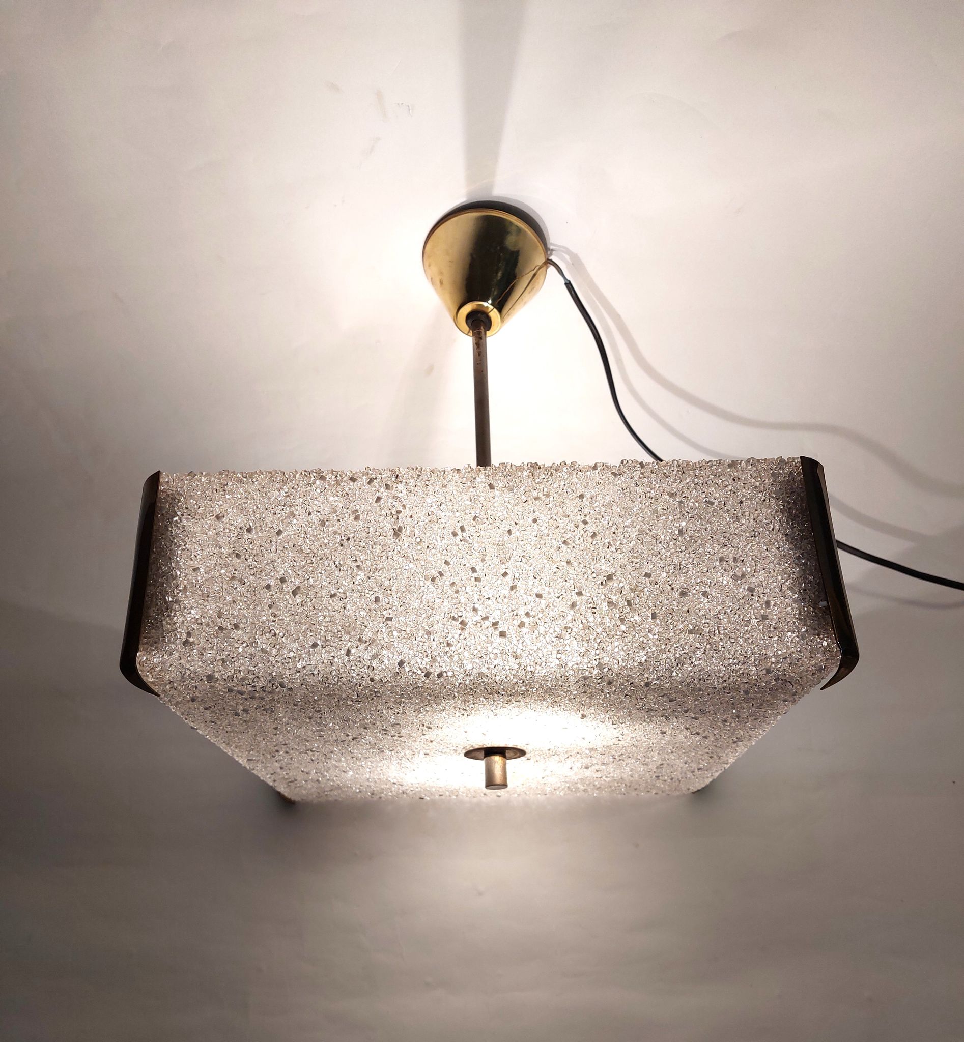 Suspension perspex carré et laiton doré 1960