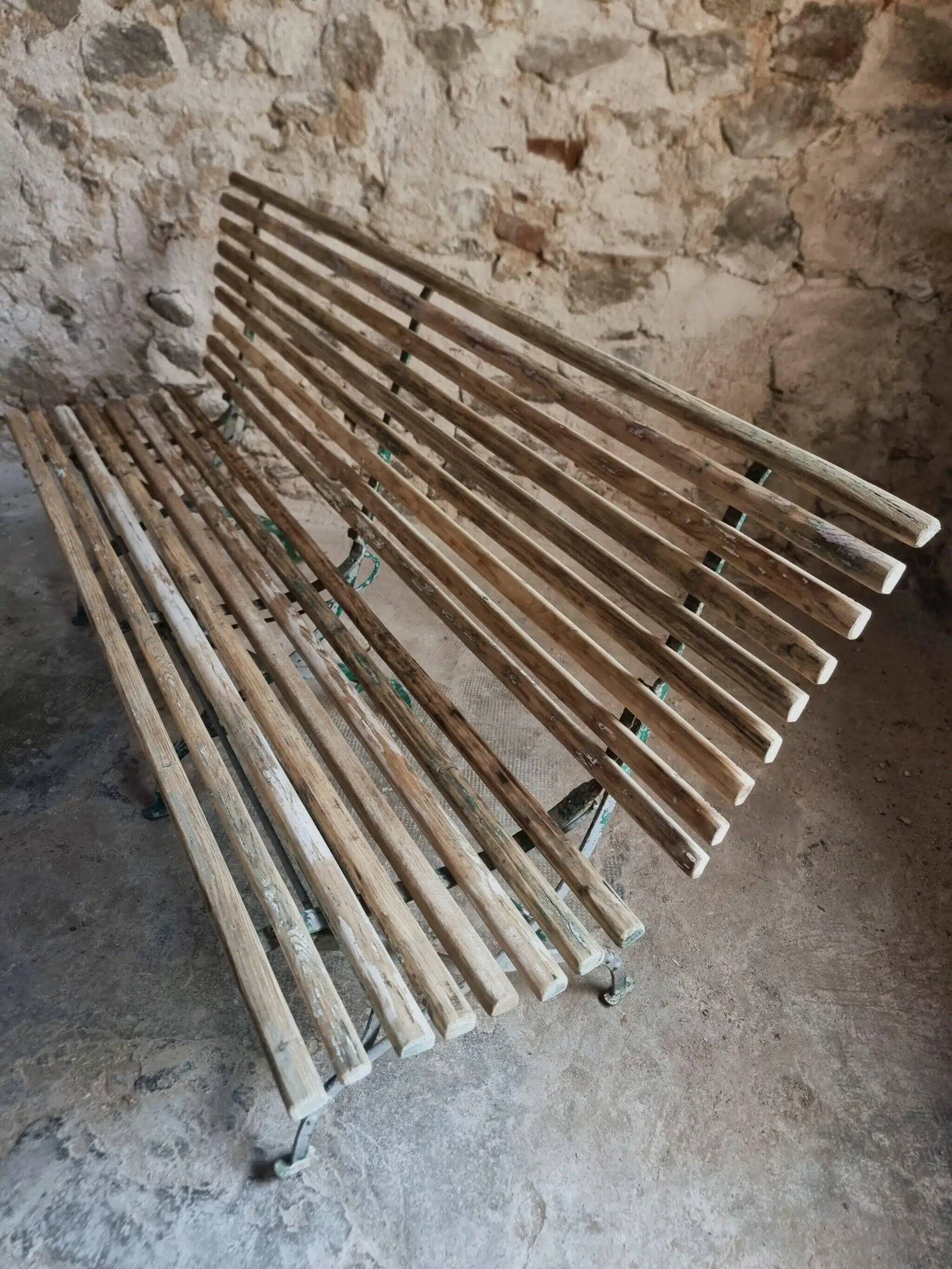 Banc de jardin pliant français ancien, pin et cadre en fer riveté