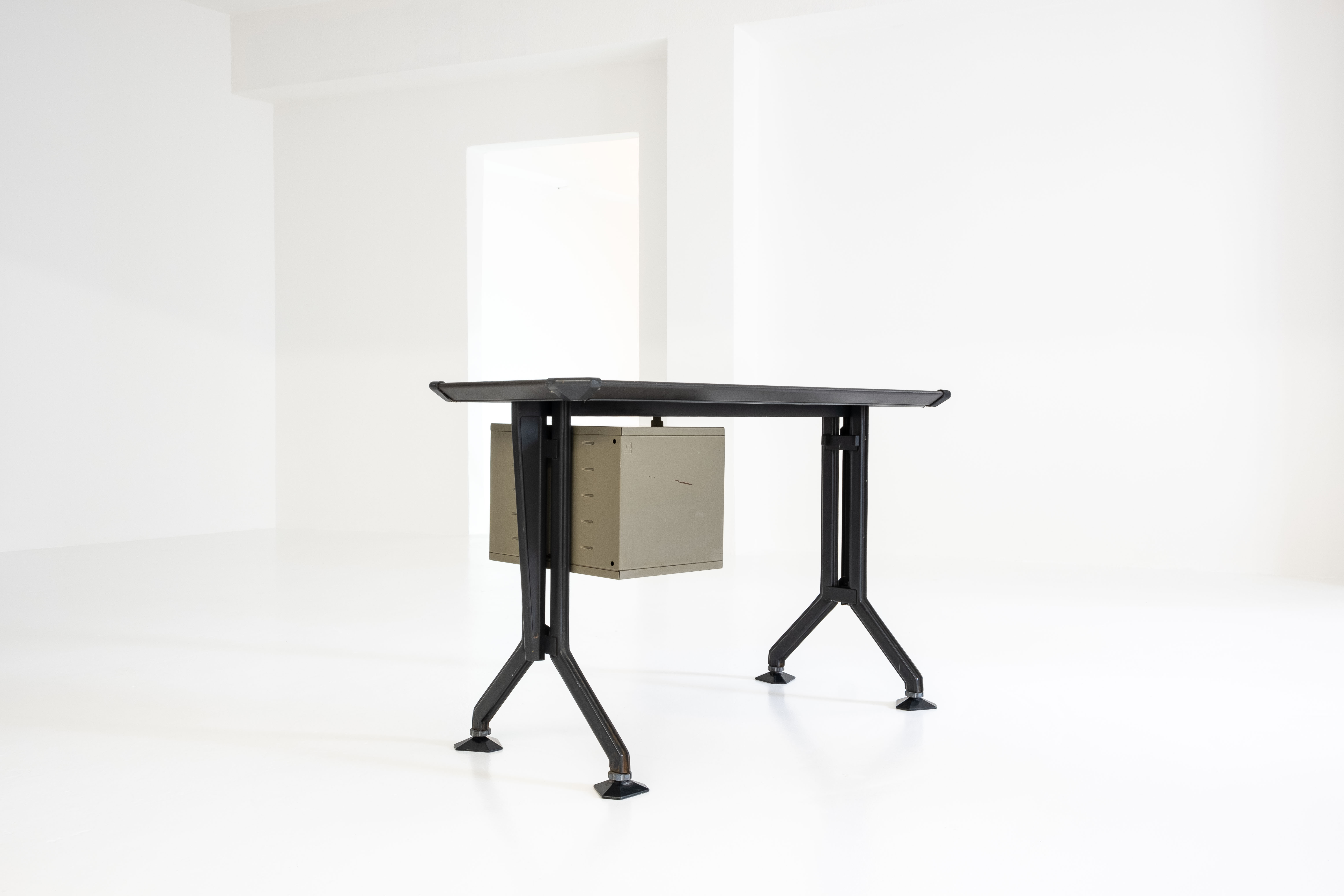 ARCO Side Desk (Arredamenti Metallici Serie "ARCO") by B.B.P.R. Studio for Olivetti, 1963