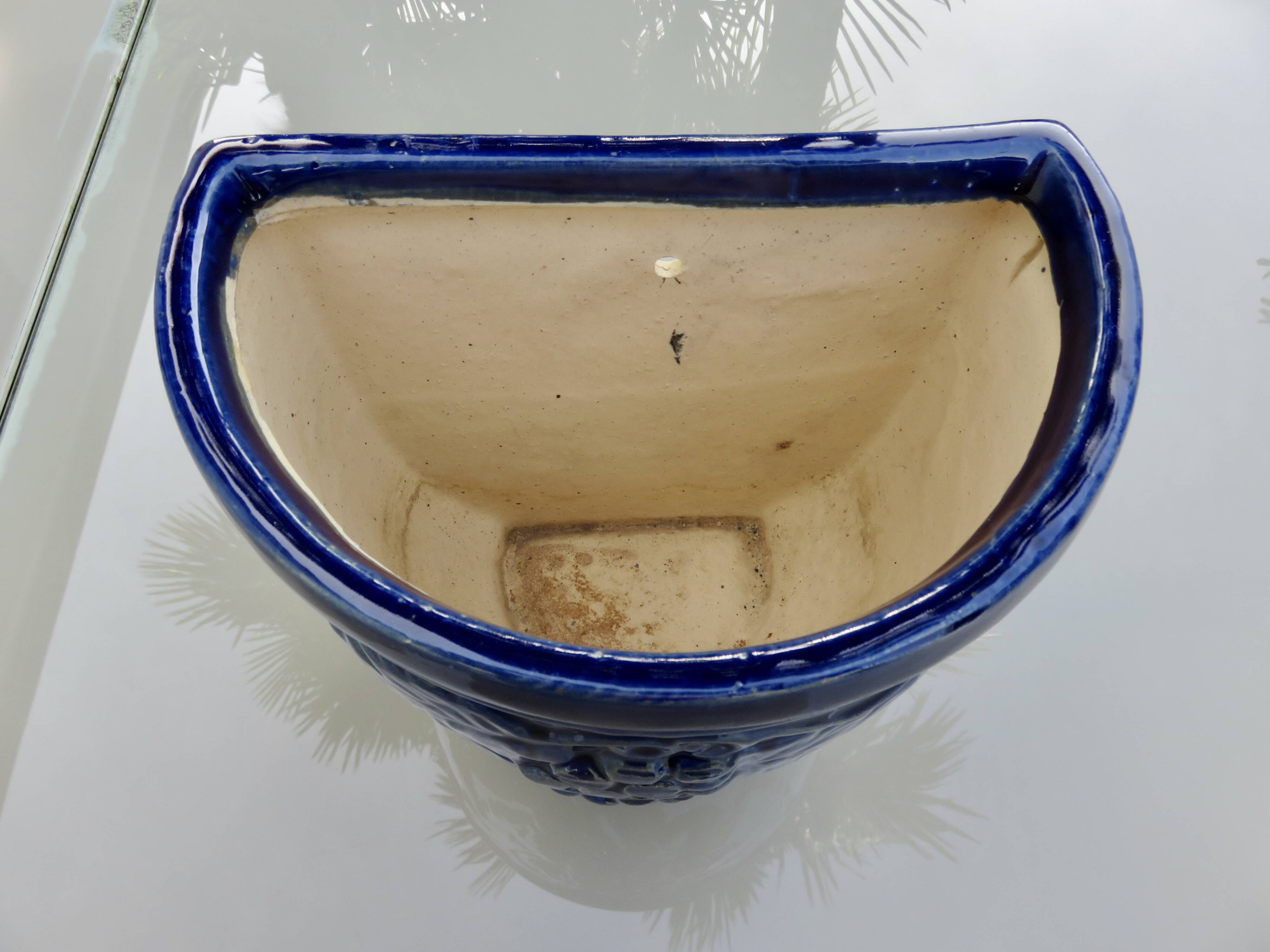 Potiche murale en terre cuite vernissée bleue à décor de raisin, années 70