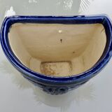 Potiche murale en terre cuite vernissée bleue à décor de raisin, années 70