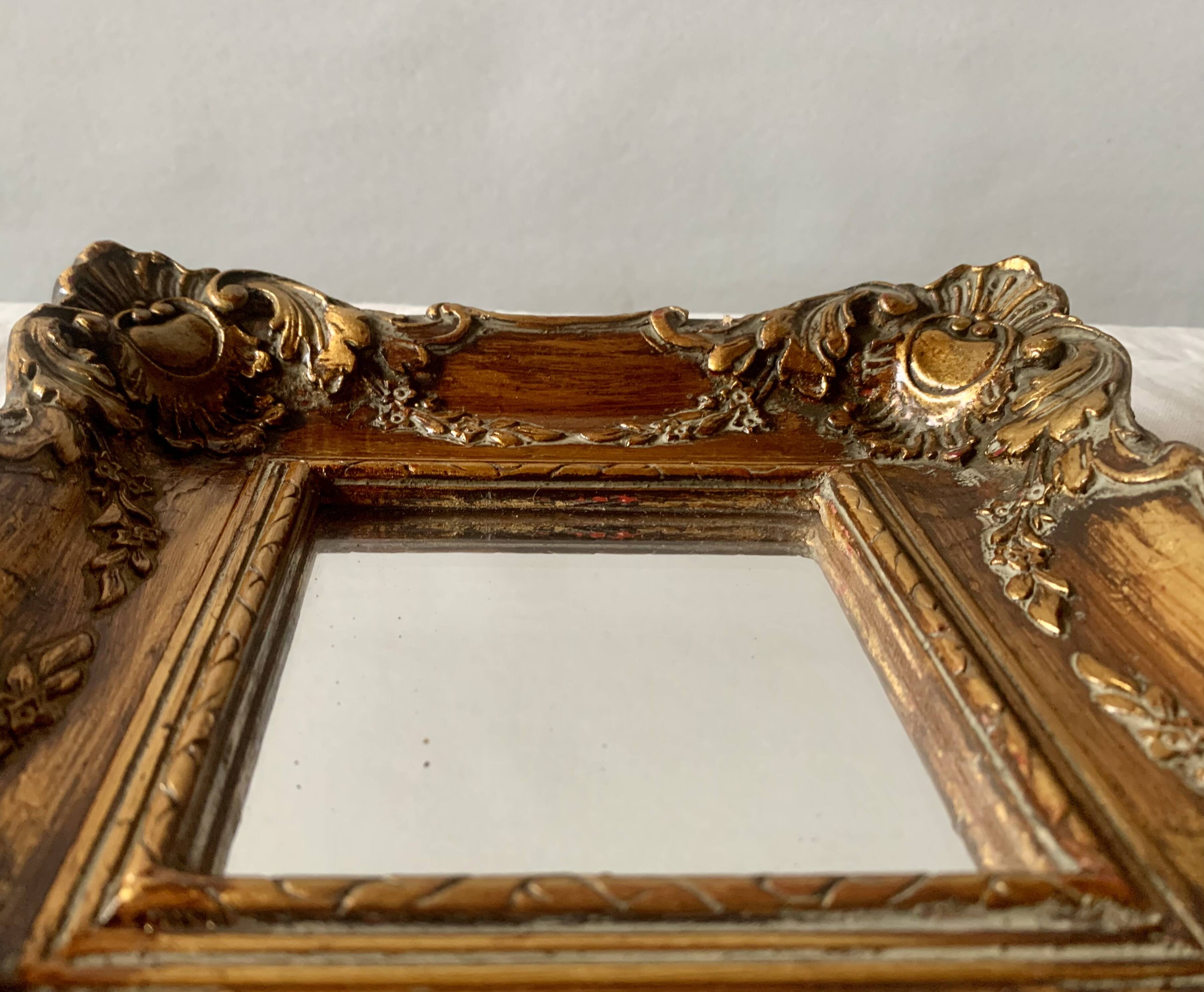 Petit cadre carré en bois sculpté doré style rococo