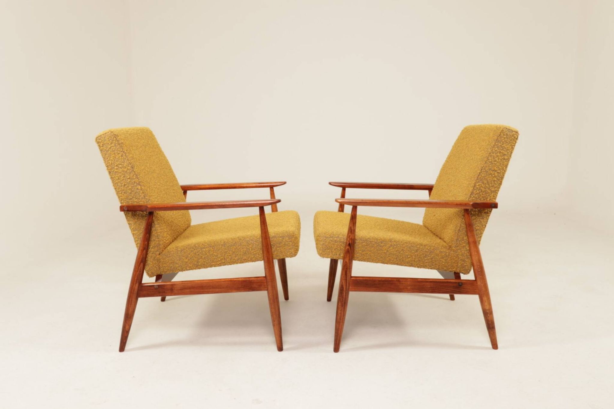 Deux chaises longues vintage en bouclée moutarde, design du milieu du siècle, 1960.
