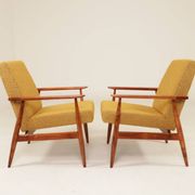 Deux chaises longues vintage en bouclée moutarde, design du milieu du siècle, 1960.